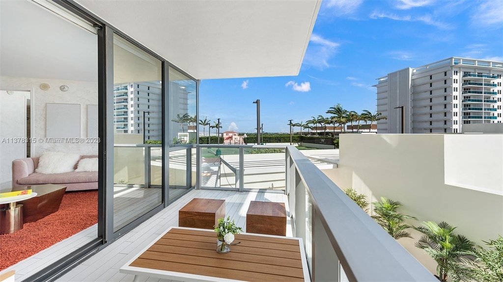 2201 Collins Ave - Photo 6