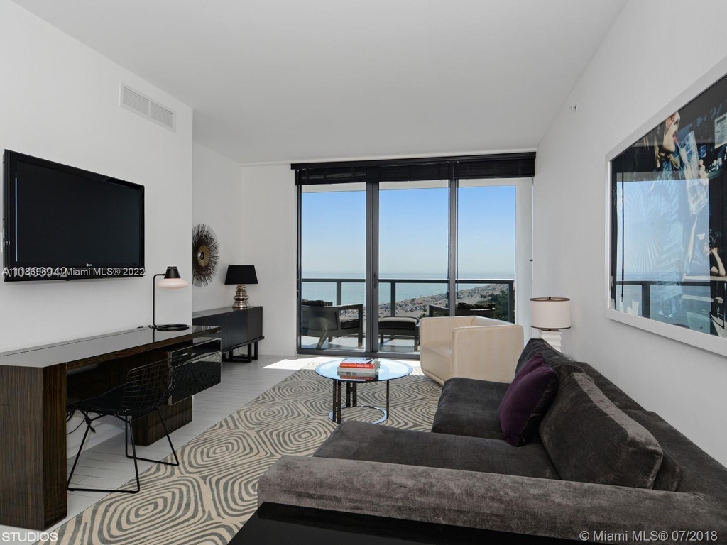 2201 Collins Avenue - Photo 4