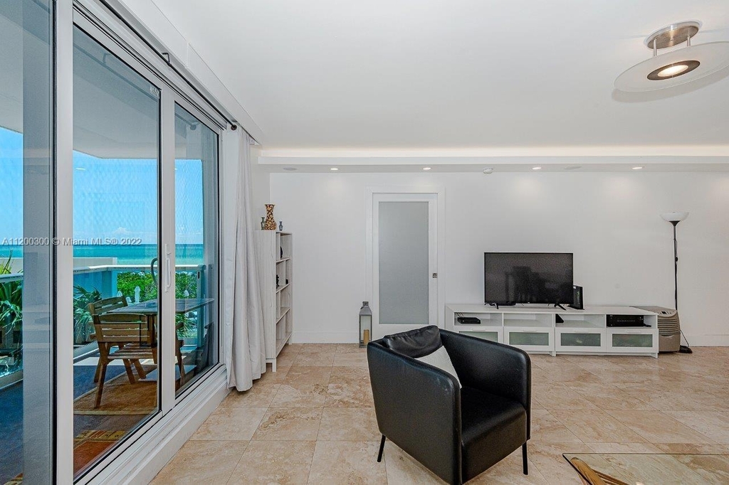 2301 Collins Ave - Photo 4