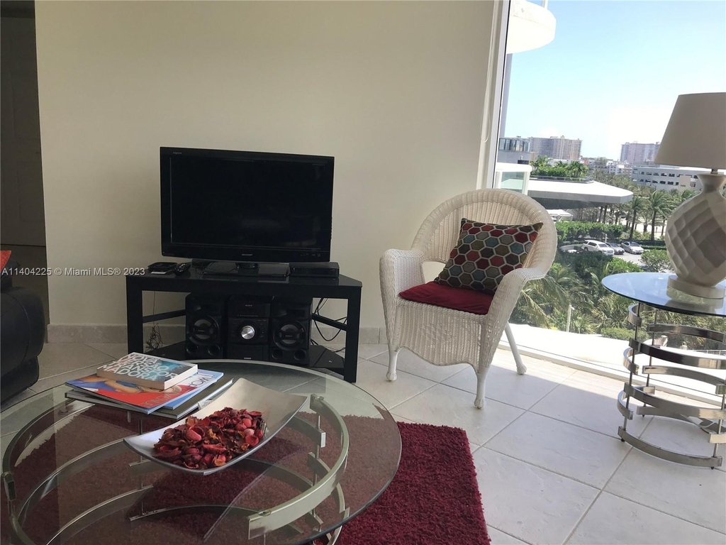 18671 Collins Ave - Photo 5