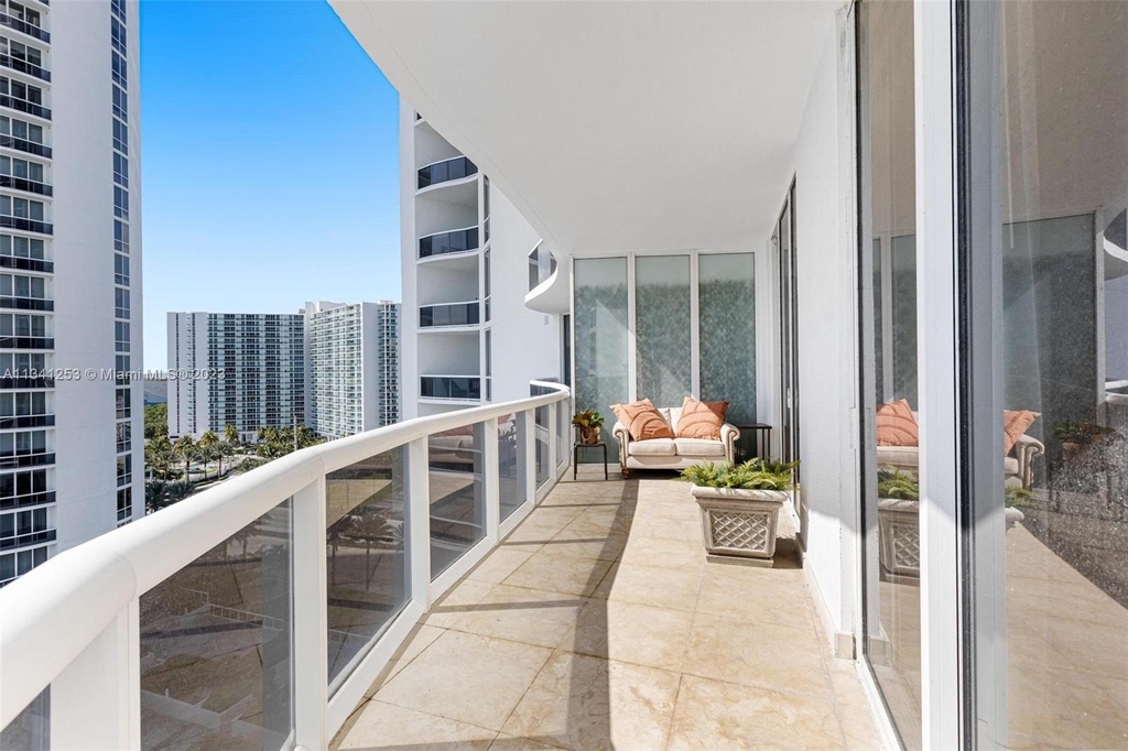 15901 Collins Ave - Photo 35
