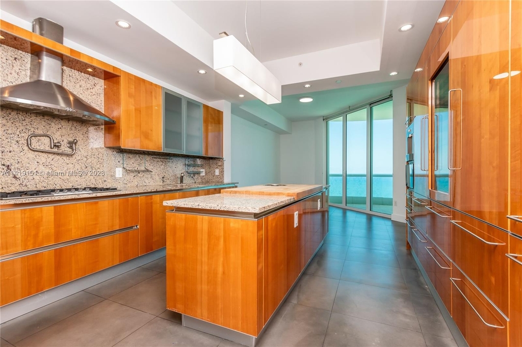 16051 Collins Ave - Photo 30