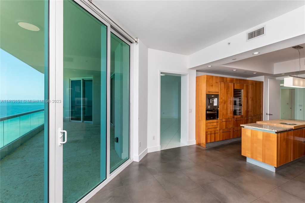 16051 Collins Ave - Photo 25