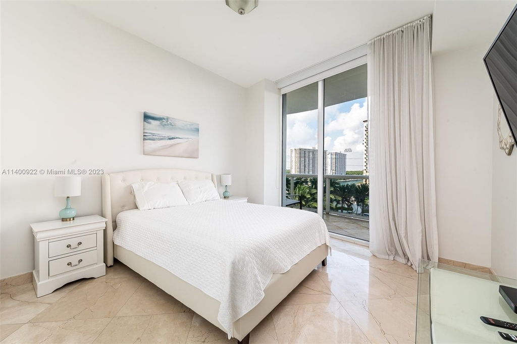 15901 Collins Ave - Photo 8