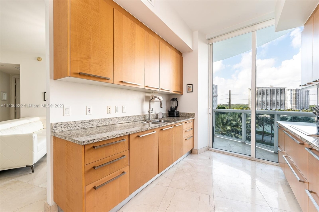 15901 Collins Ave - Photo 30