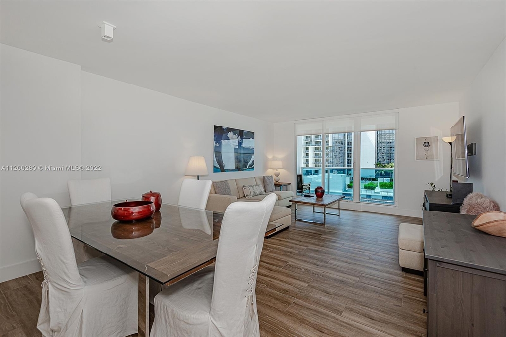 2301 Collins Ave - Photo 3