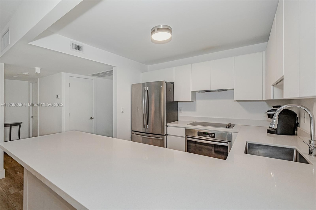 2301 Collins Ave - Photo 11