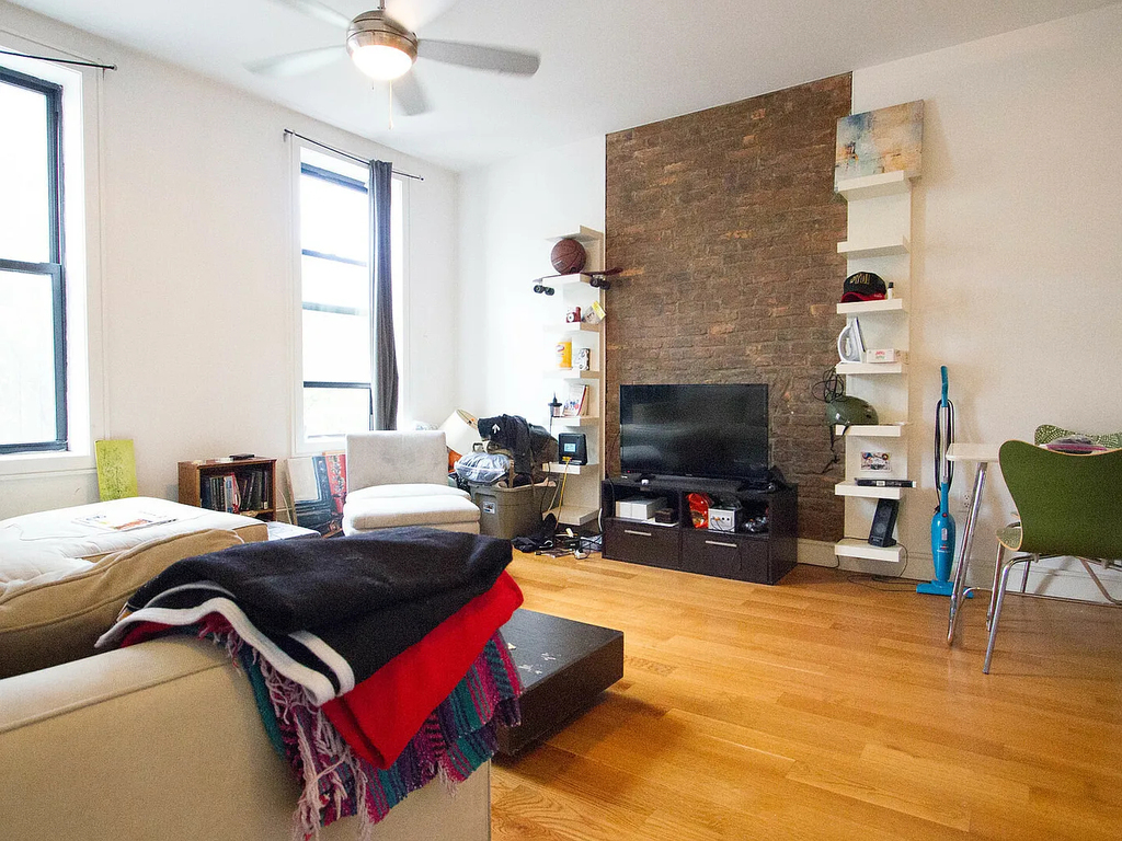 208 Evergreen Avenue - Photo 2