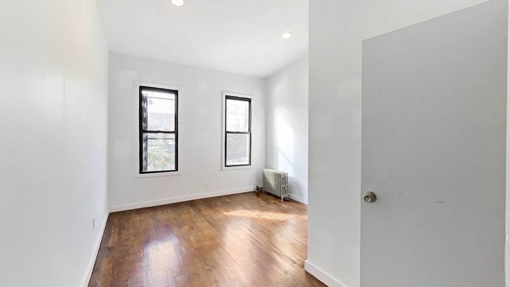 886 Franklin Avenue - Photo 2