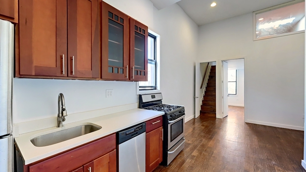 886 Franklin Avenue - Photo 0
