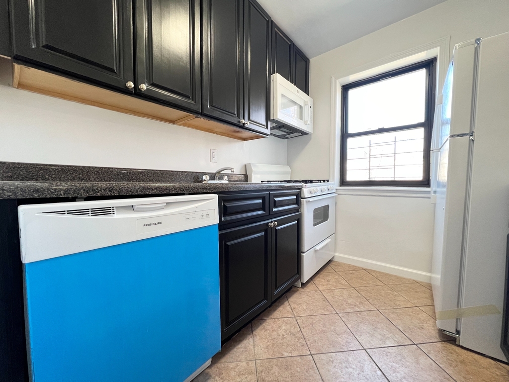 20-65 Shore Boulevard - Photo 1
