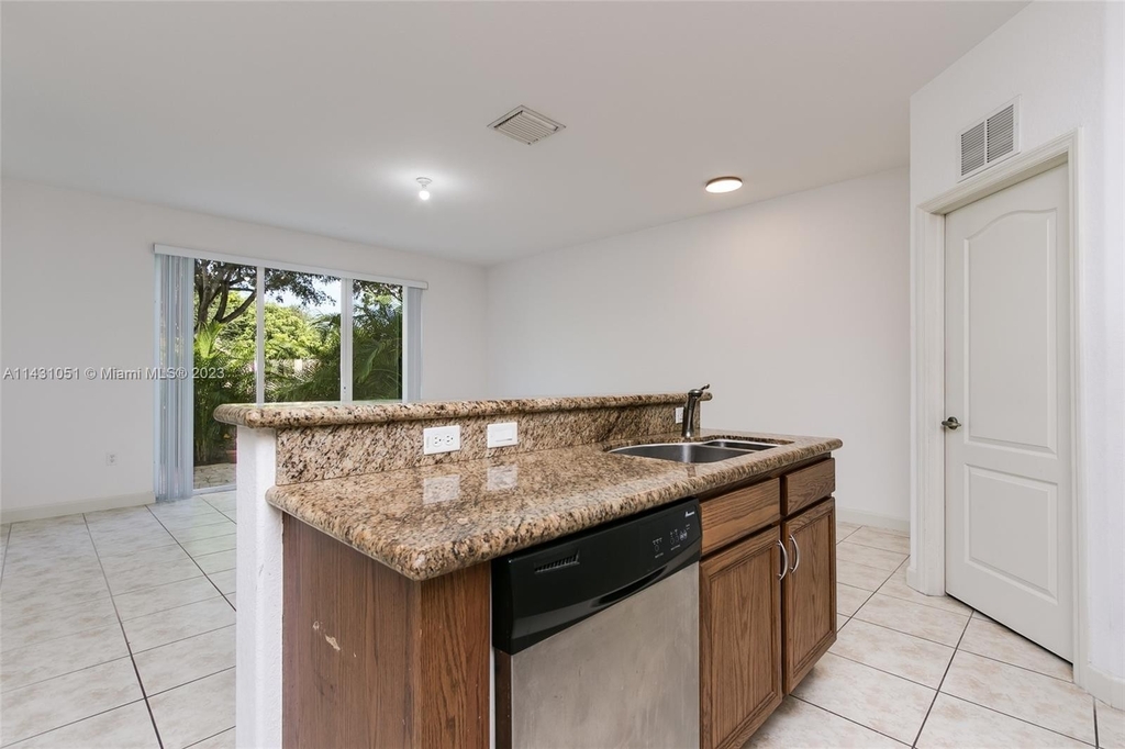 8650 Nw 111th Ct - Photo 4