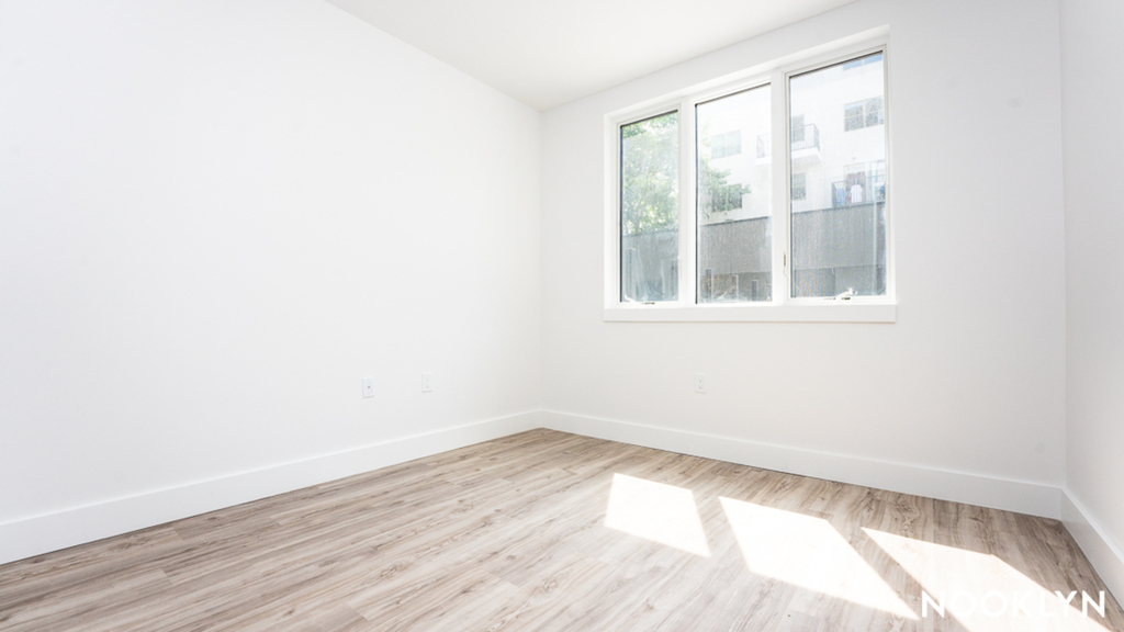 1010 Bedford Ave - Photo 3