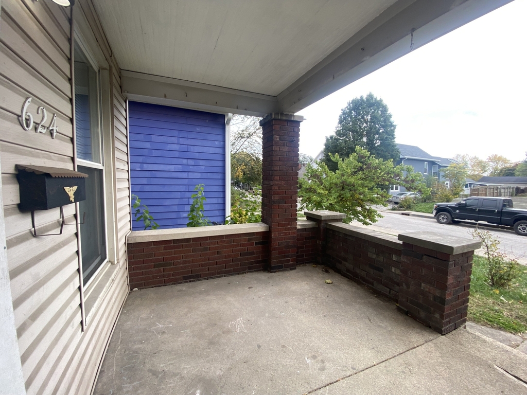 624 Lincoln Street - Photo 2