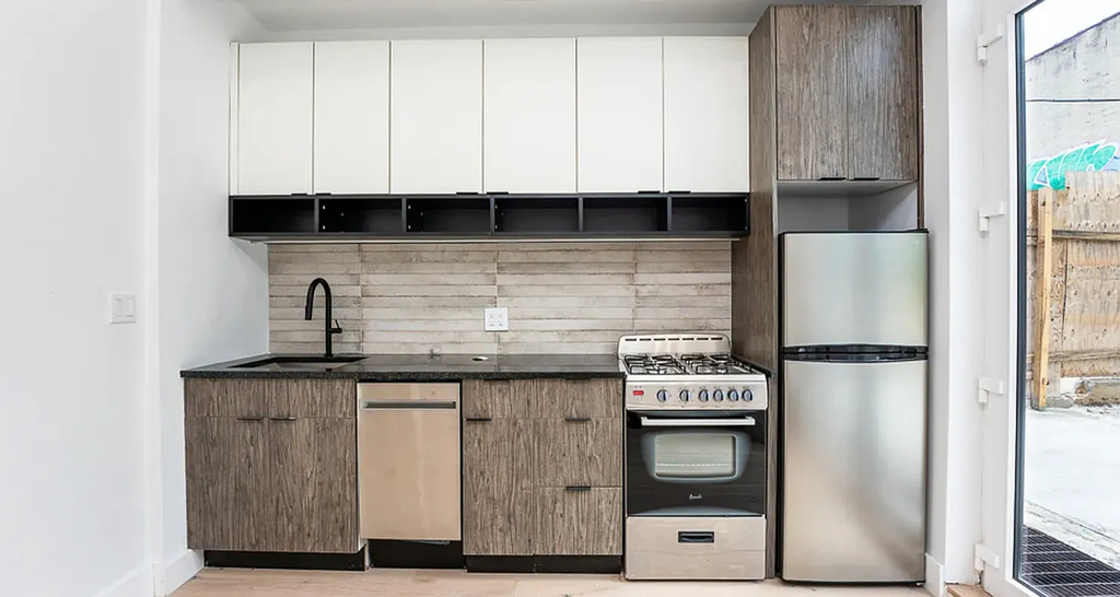 491 Evergreen Avenue - Photo 0