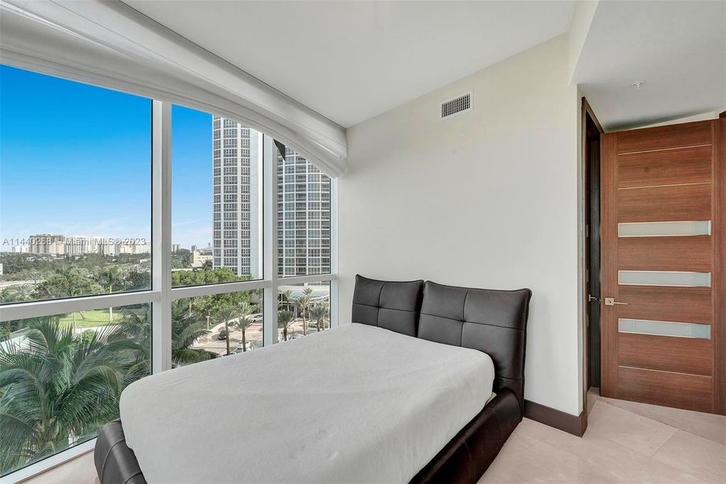 18101 Collins Ave - Photo 22