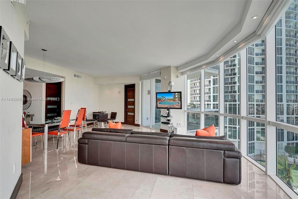 18101 Collins Ave - Photo 3