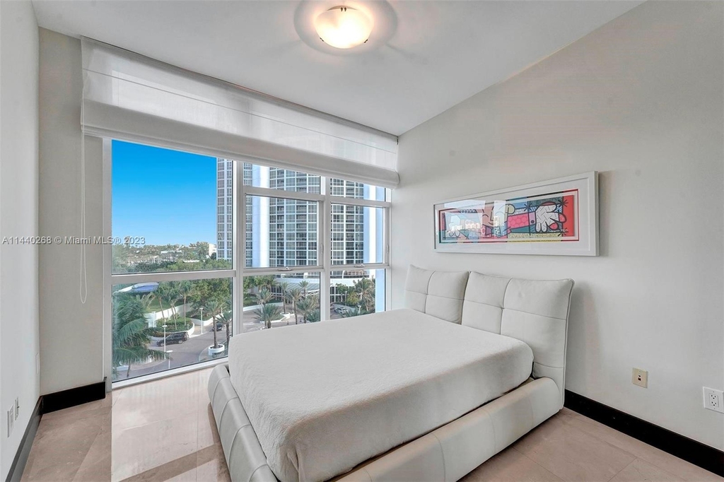 18101 Collins Ave - Photo 14