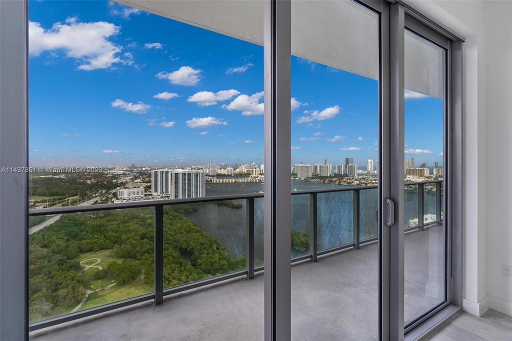 16385 Biscayne Blvd - Photo 23