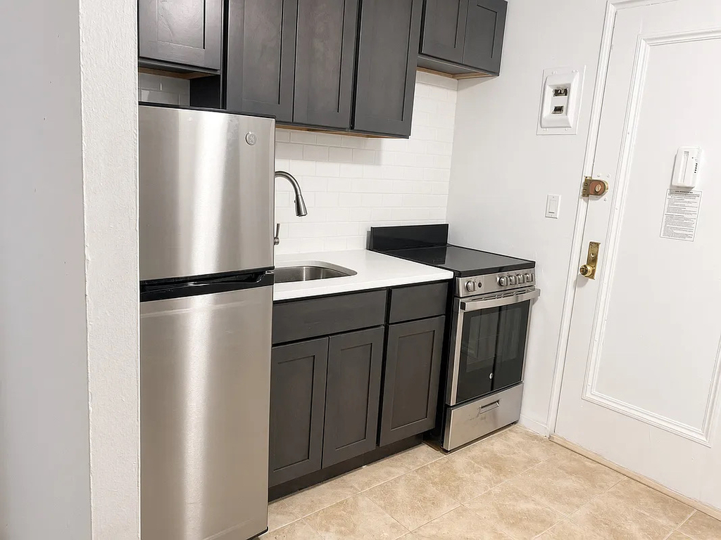 270 West 25th Street - Photo 2