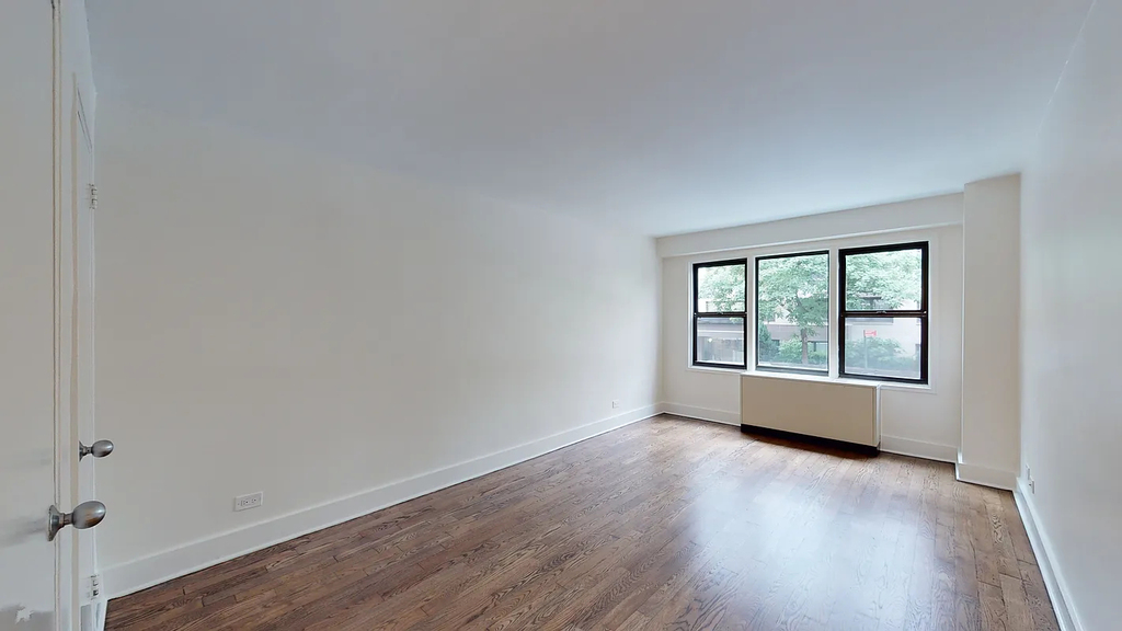 East 63rd Street - Photo 5
