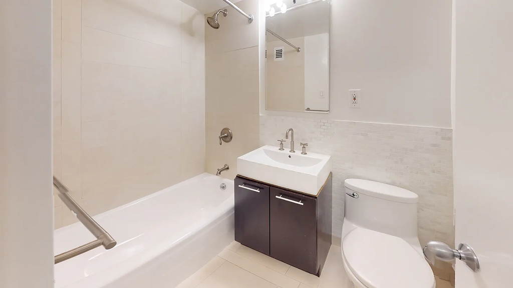 East 63rd Street - Photo 8