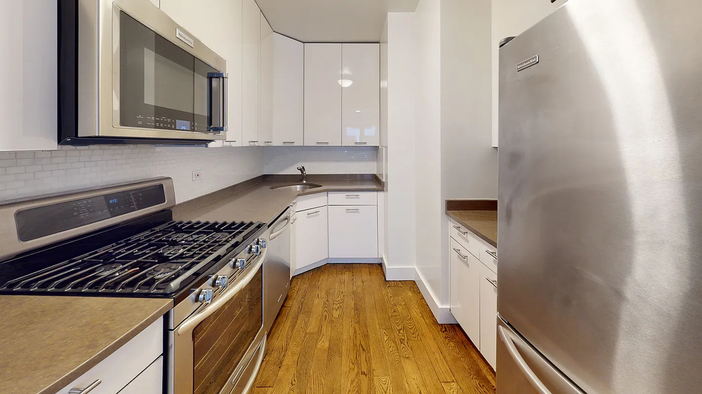 East 63rd Street - Photo 2