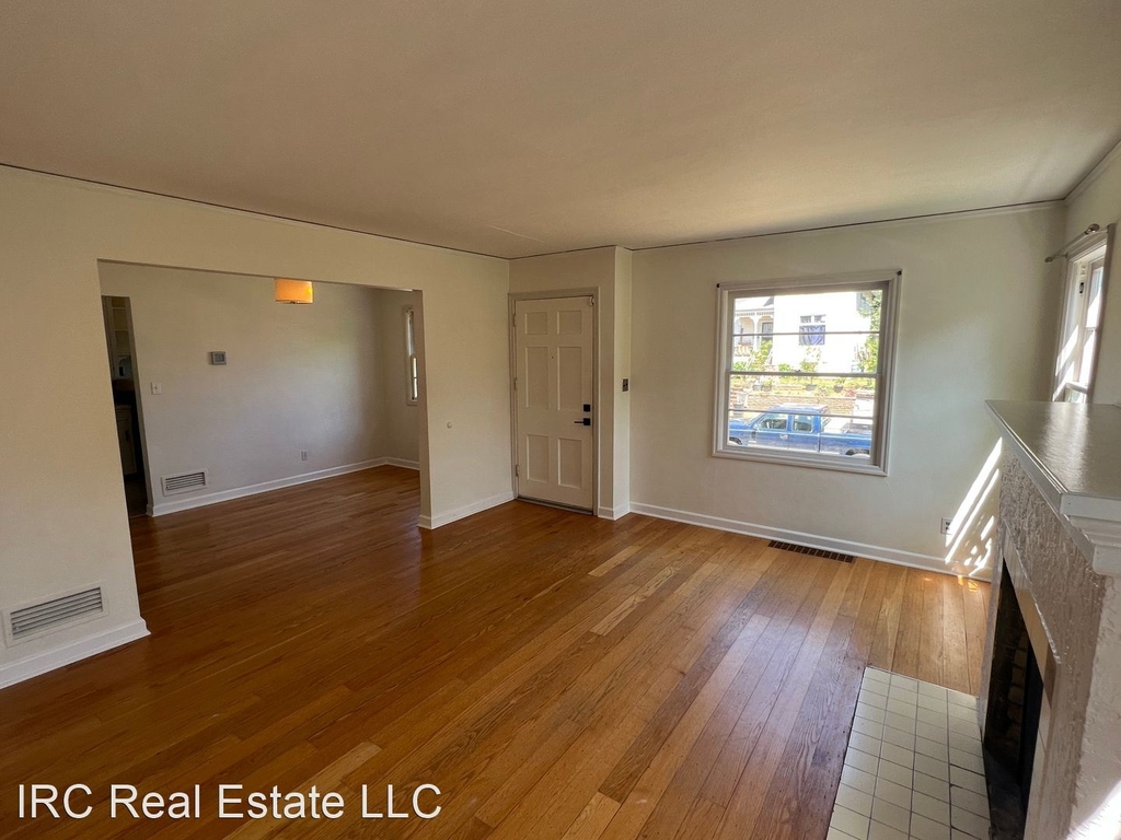 5615 N Wilbur Avenue - Photo 2