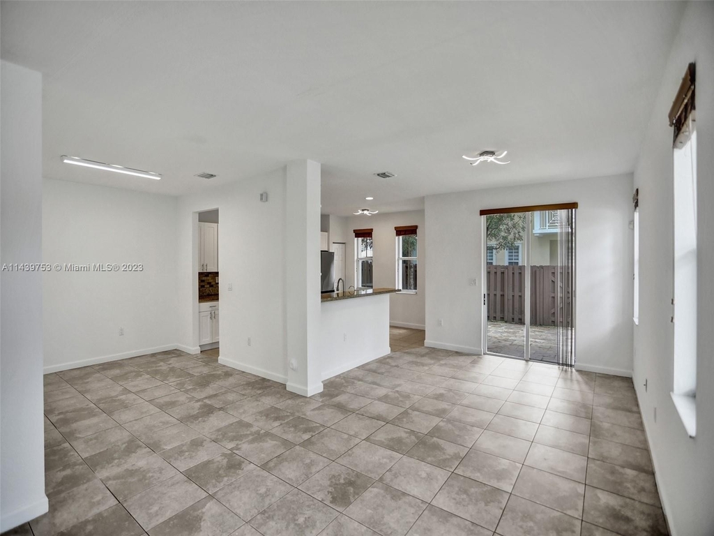11446 Nw 75th Ter - Photo 4