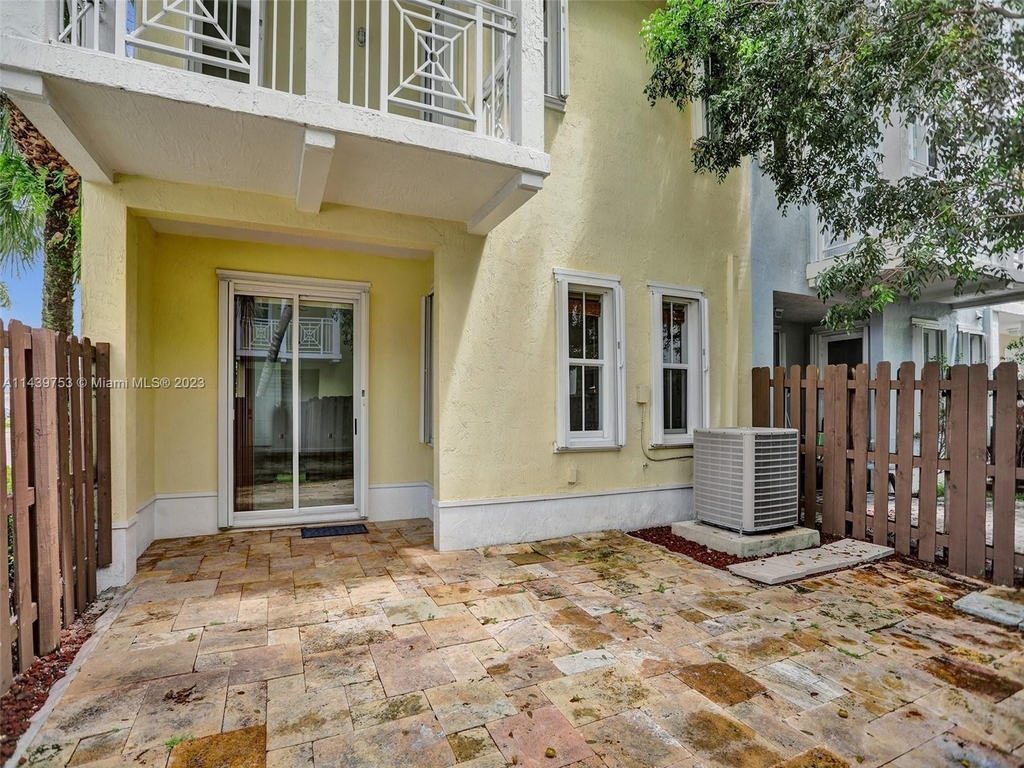 11446 Nw 75th Ter - Photo 9