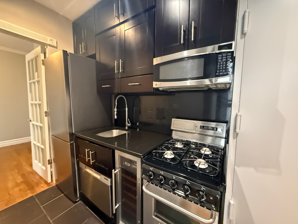 410 East 13th Street - Photo 5