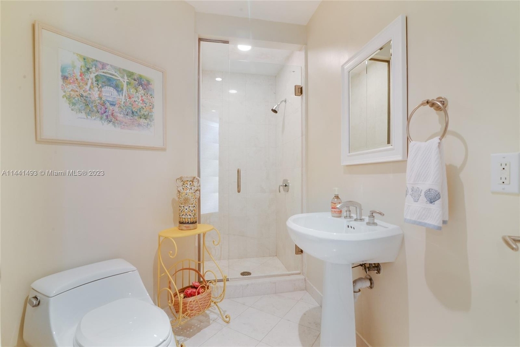 16051 Collins Ave - Photo 12