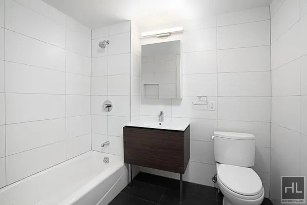 31-43 Vernon Boulevard - Photo 3