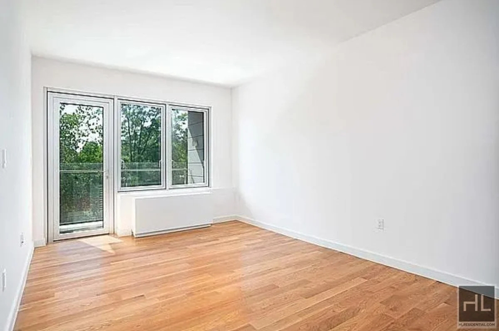 31-43 Vernon Boulevard - Photo 1