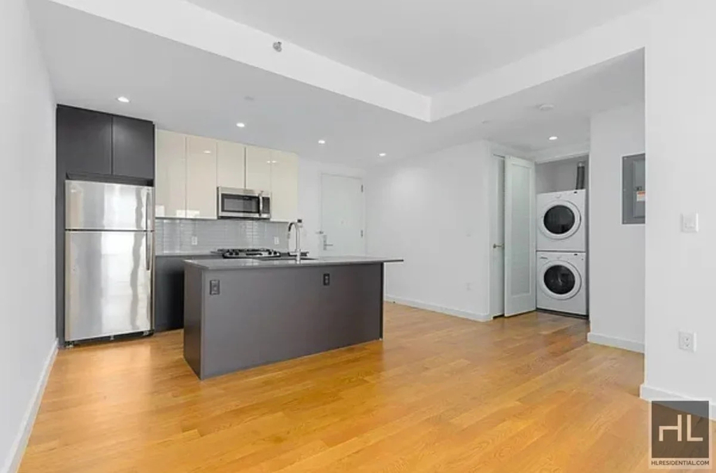 31-43 Vernon Boulevard - Photo 0