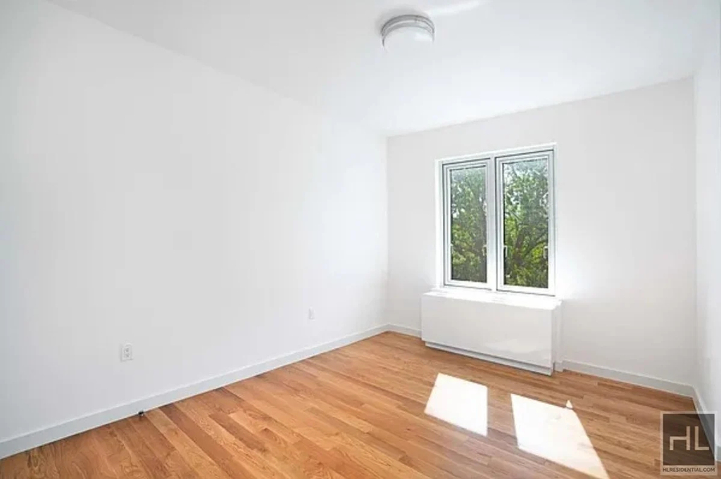 31-43 Vernon Boulevard - Photo 2