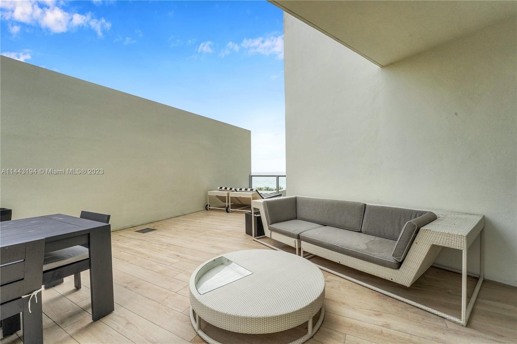 2201 Collins Ave - Photo 17