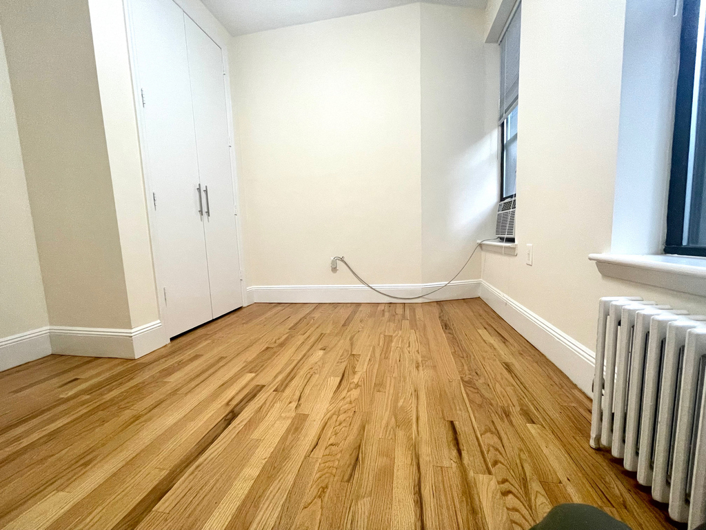 East 19th Street - Photo 6