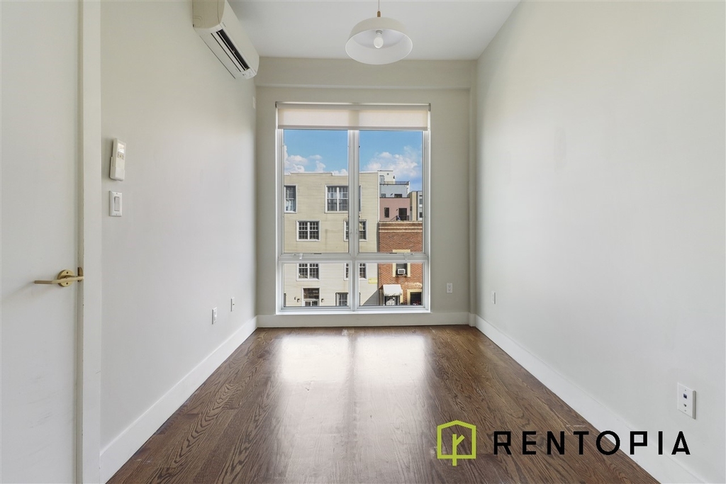 1009 Willoughby Avenue - Photo 2