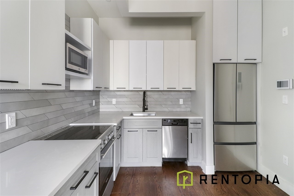 1009 Willoughby Avenue - Photo 1