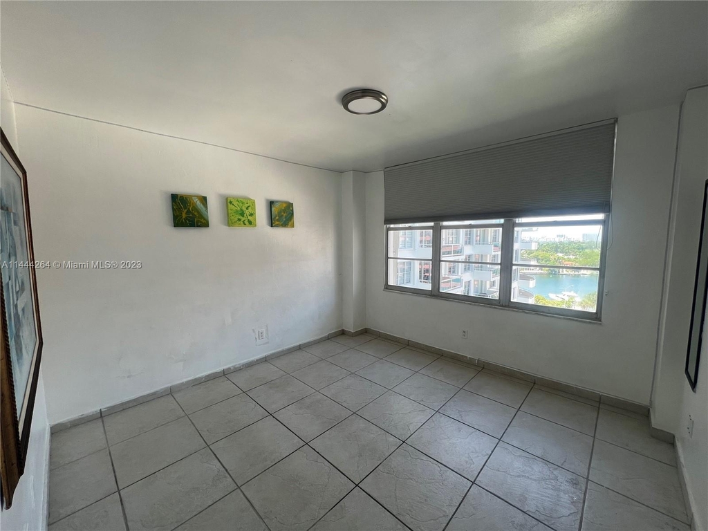 5161 Collins Ave - Photo 8