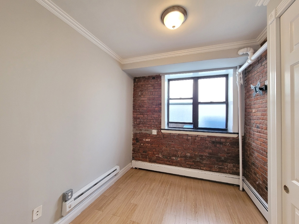 208 East 25th Street - Photo 5