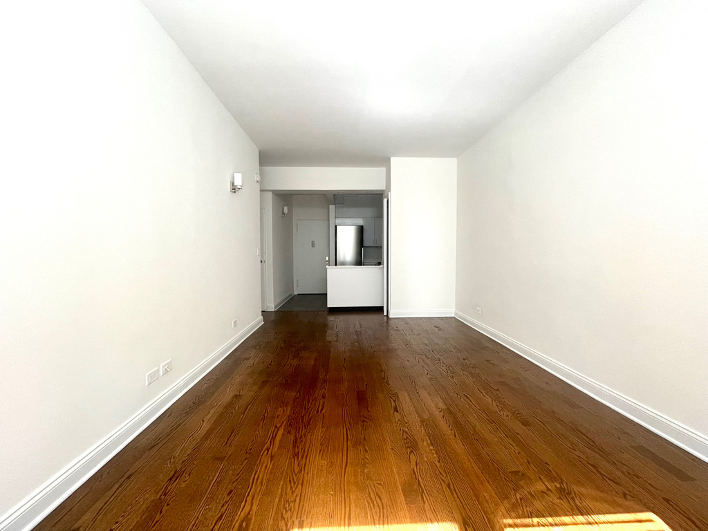 West 22nd st - Photo 4
