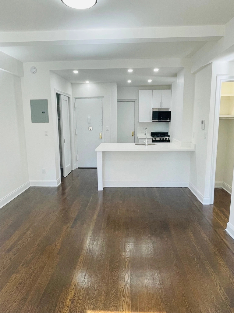156 East 37th Street, 4D - Photo 3