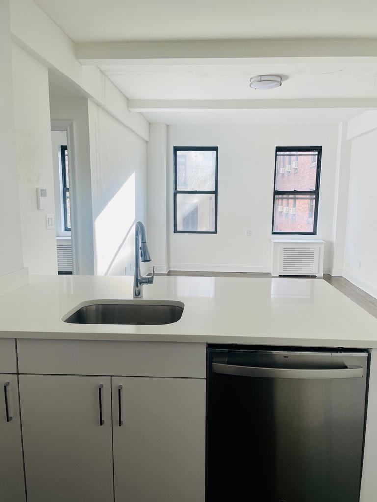 156 East 37th Street, 4D - Photo 2