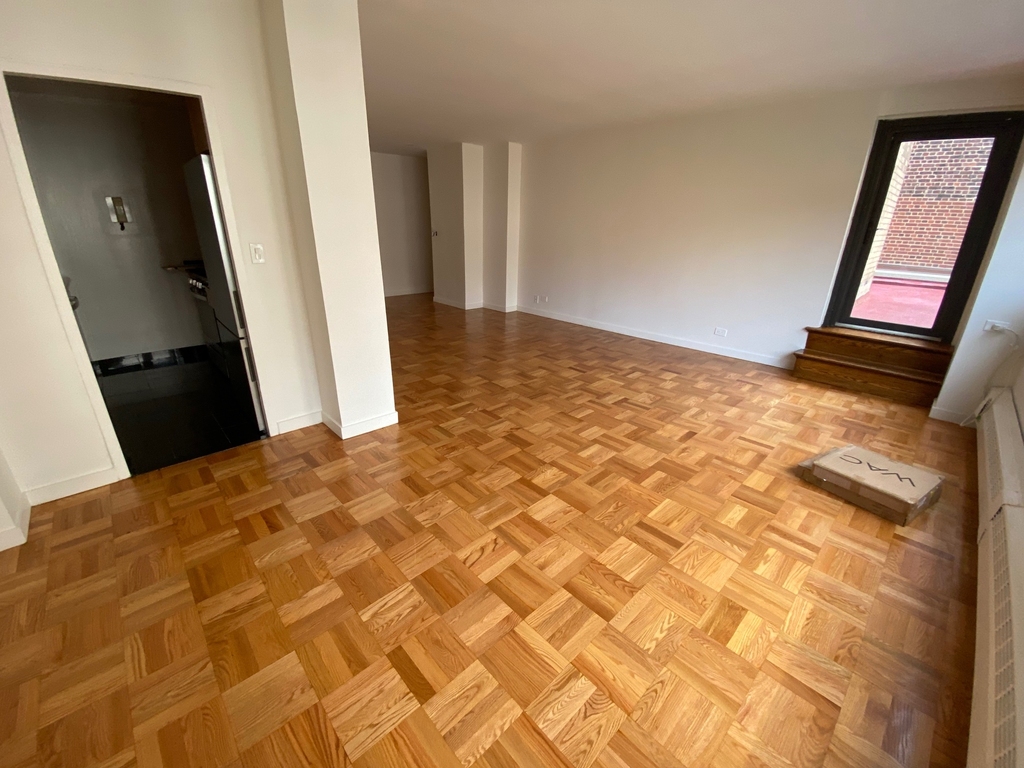 East 55th Street - Photo 7