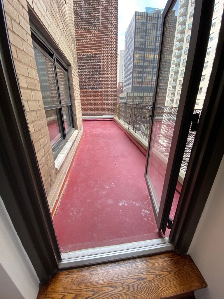 East 55th Street - Photo 8