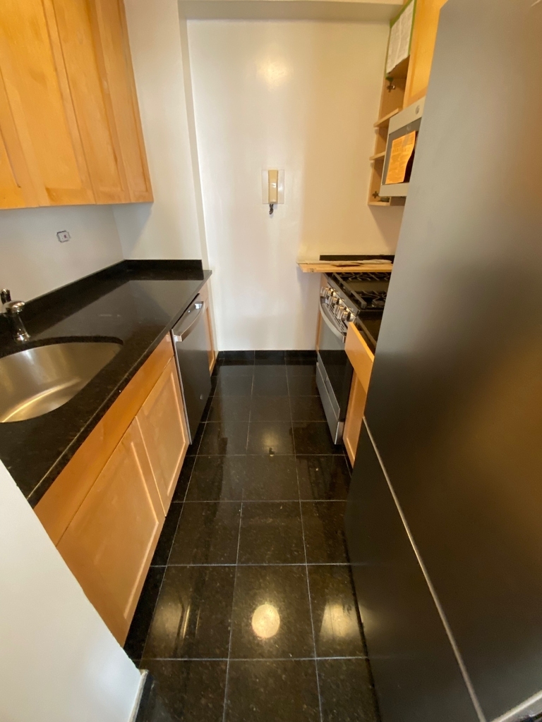 East 55th Street - Photo 3