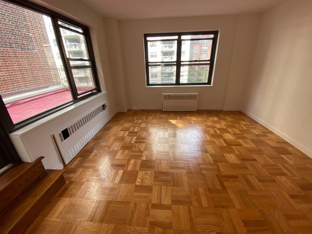 East 55th Street - Photo 15