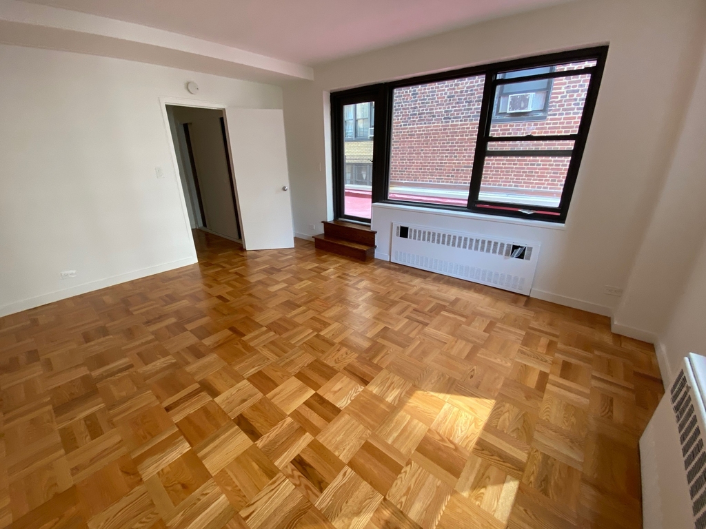 East 55th Street - Photo 16